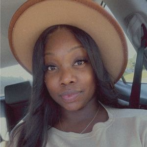 Meet your Posher, Danae